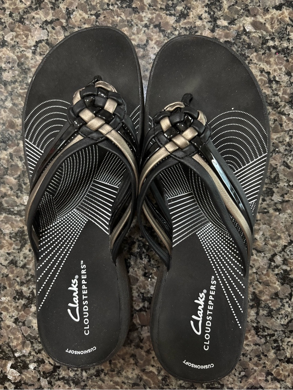 Like new Clarks Cloudsteppers Women’s Black and Bronze Woven Sandals. Sz 8.
